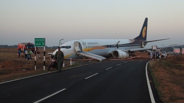 jetairwaysflightveersoffrunwayatgoaairport;15passengersinjured